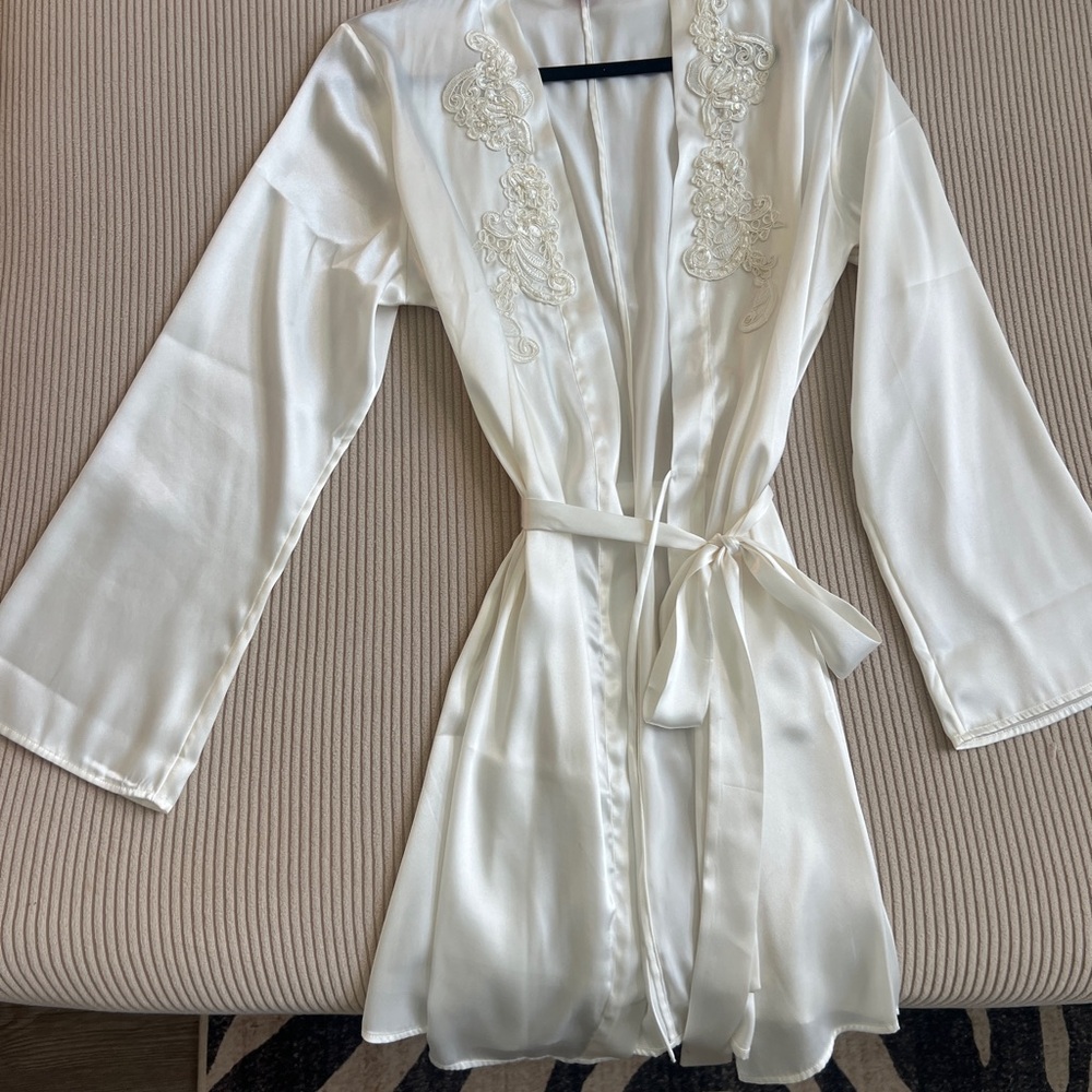 Vintage Victoria’s Secret Off White Lace & Pearl Robe